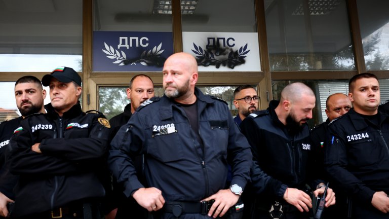 С яйца и бомбички приключи вторият протест на БОЕЦ пред централата на ДПС-НН (снимки)