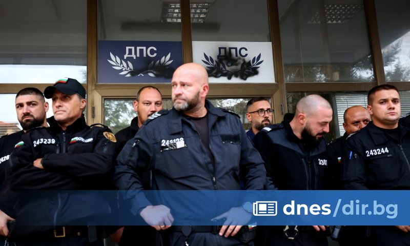 Протестиращи се събраха за втори ден пред централата на ДПС -