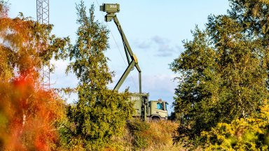 Неидентифицирани дронове са забелязани снощи да летят над най голямата военна