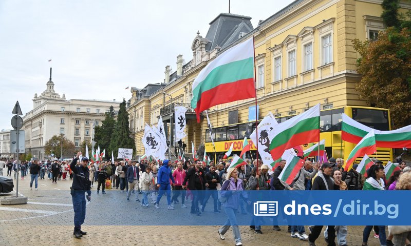 Протести срещу еврото и за оставката на правителството се провеждат