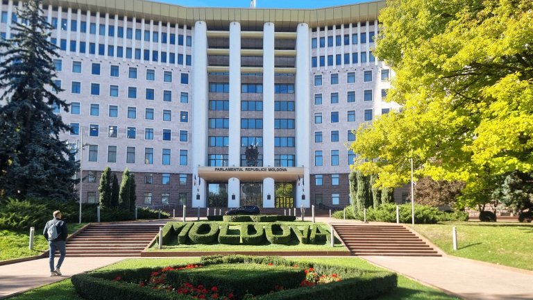 Солидна преднина за проевропейските сили след изборите в Молдова, сочат първи данни