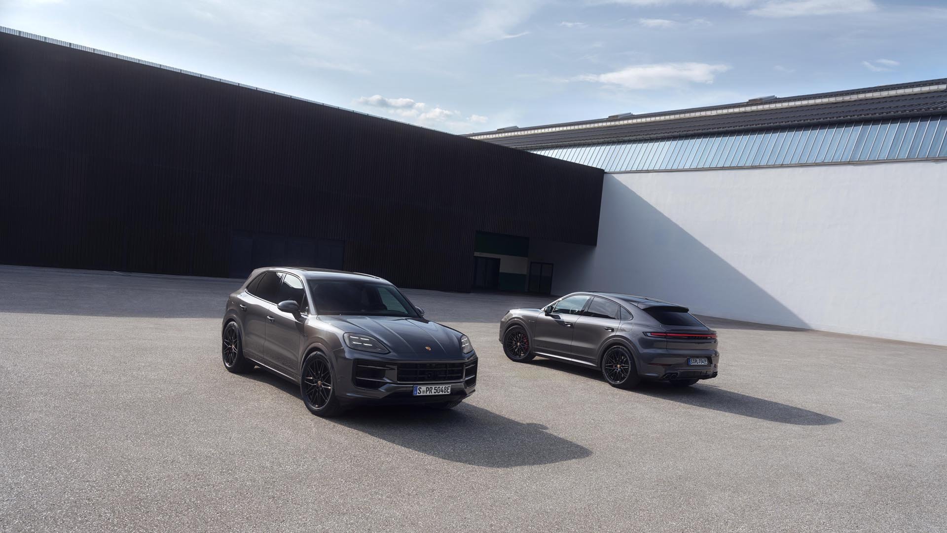 Porsche представи новите модели Cayenne и Taycan Black Edition