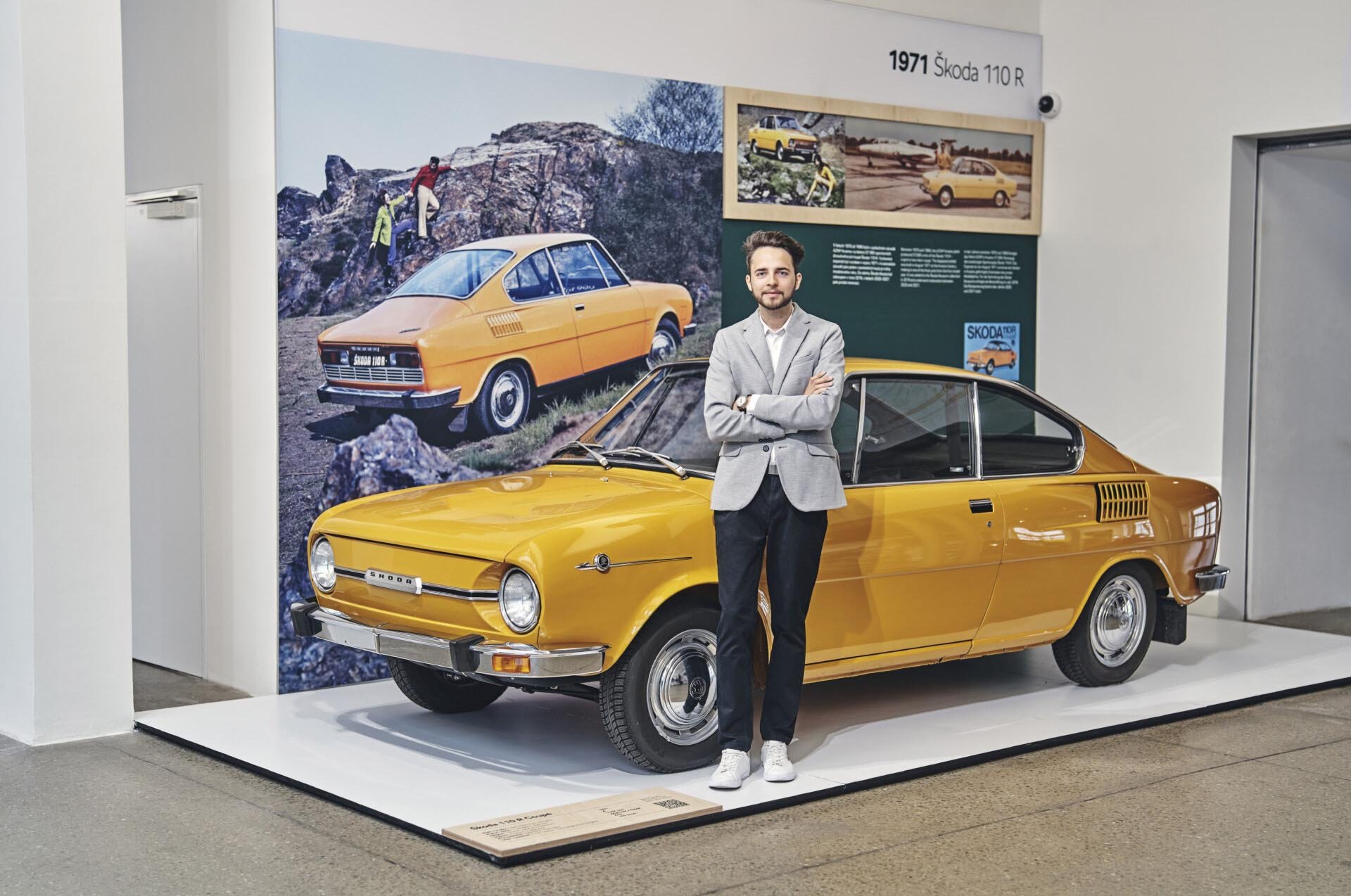 Младият дизайнер Рихард Швец до любимата си Skoda 110 R