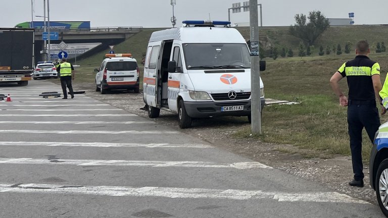 Арестуваха служители на ДАИ, поискали подкуп от шофьори, возещи техниката на Роби Уилямс