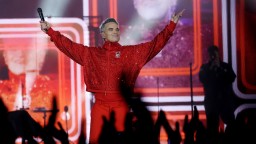 Роби Уилямс сподели снимки от престоя си в София, играл баскетбол преди концерта