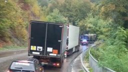 Камион от военен конвой е катастрофирал в Прохода на Републиката