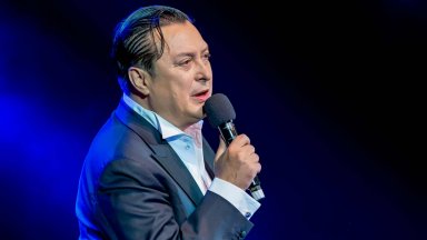 Васил Петров пя в дворец във Венеция, тръгва на грандиозно турне