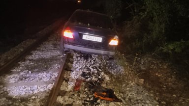 Зарязана на релсите кола забави движението на влака София - Силистра