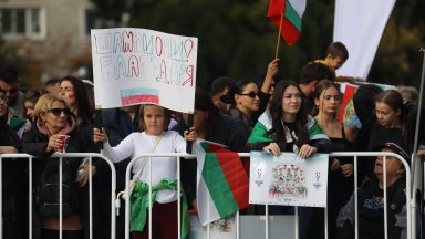 Шампионско посрещане: Феновете приветстват волейболните герои (на живо)
