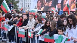 Шампионско посрещане: Феновете приветстват волейболните герои (на живо)