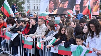 Шампионско посрещане: Феновете приветстват волейболните герои (на живо)