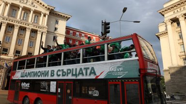 Шампионско посрещане: Феновете приветстват волейболните герои (на живо)