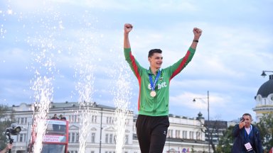 Шампионско посрещане: Феновете приветстват волейболните герои (на живо)