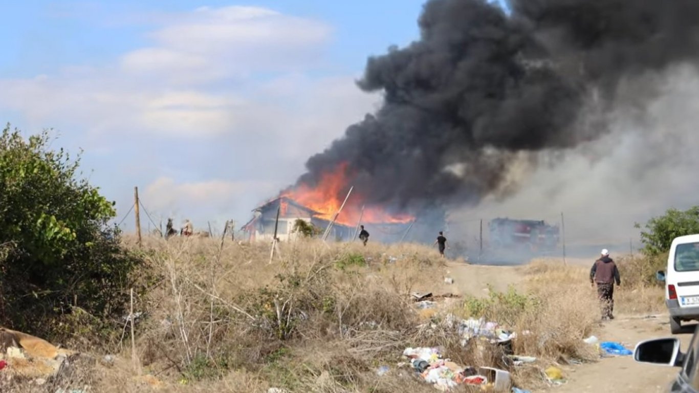 Пожар изпепели къщи и коли в Свиленград, огънят стигна до болницата в града (видео)