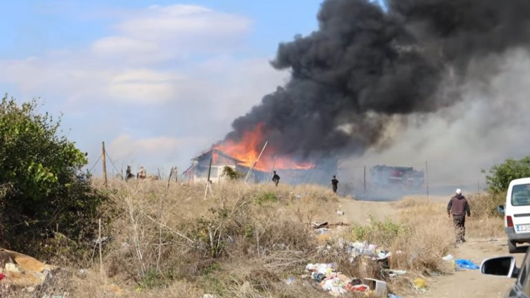 Пожар изпепели къщи и коли в Свиленград, огънят стигна до болницата в града (видео)