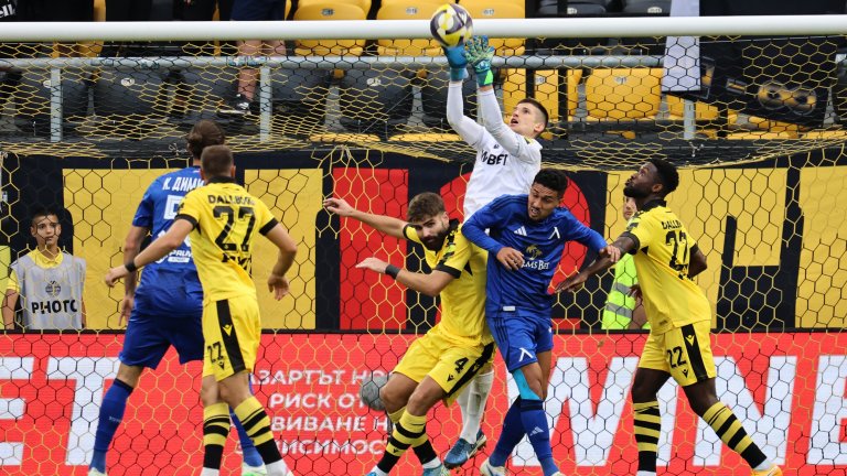 Жокерът Сангаре изстреля "Левски" на върха в Първа лига