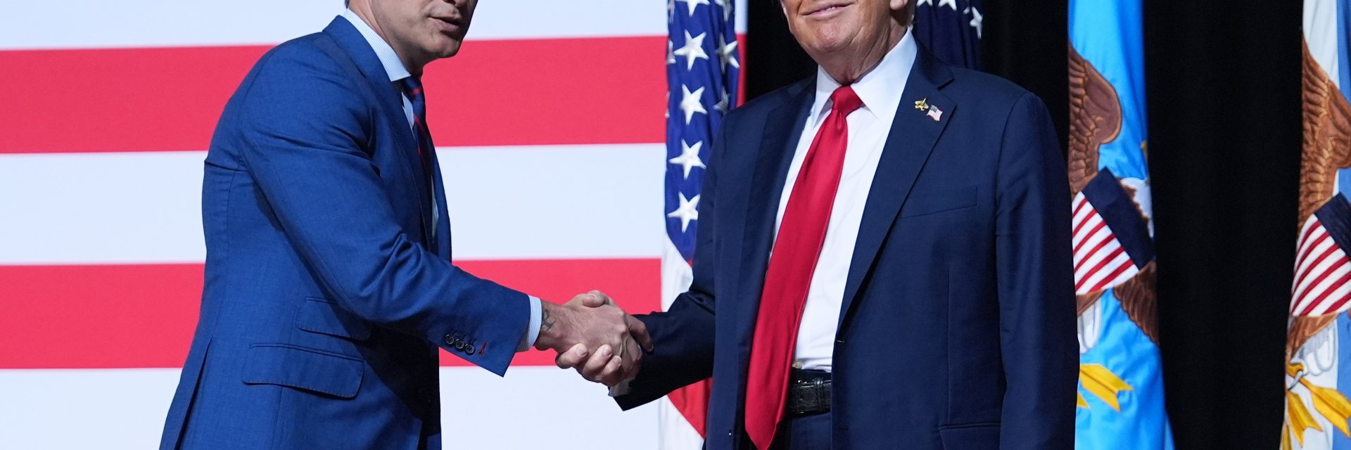 Тръмп обяви промени в армията пред военния елит, Хегсет с остри критики към "дебелите генерали"