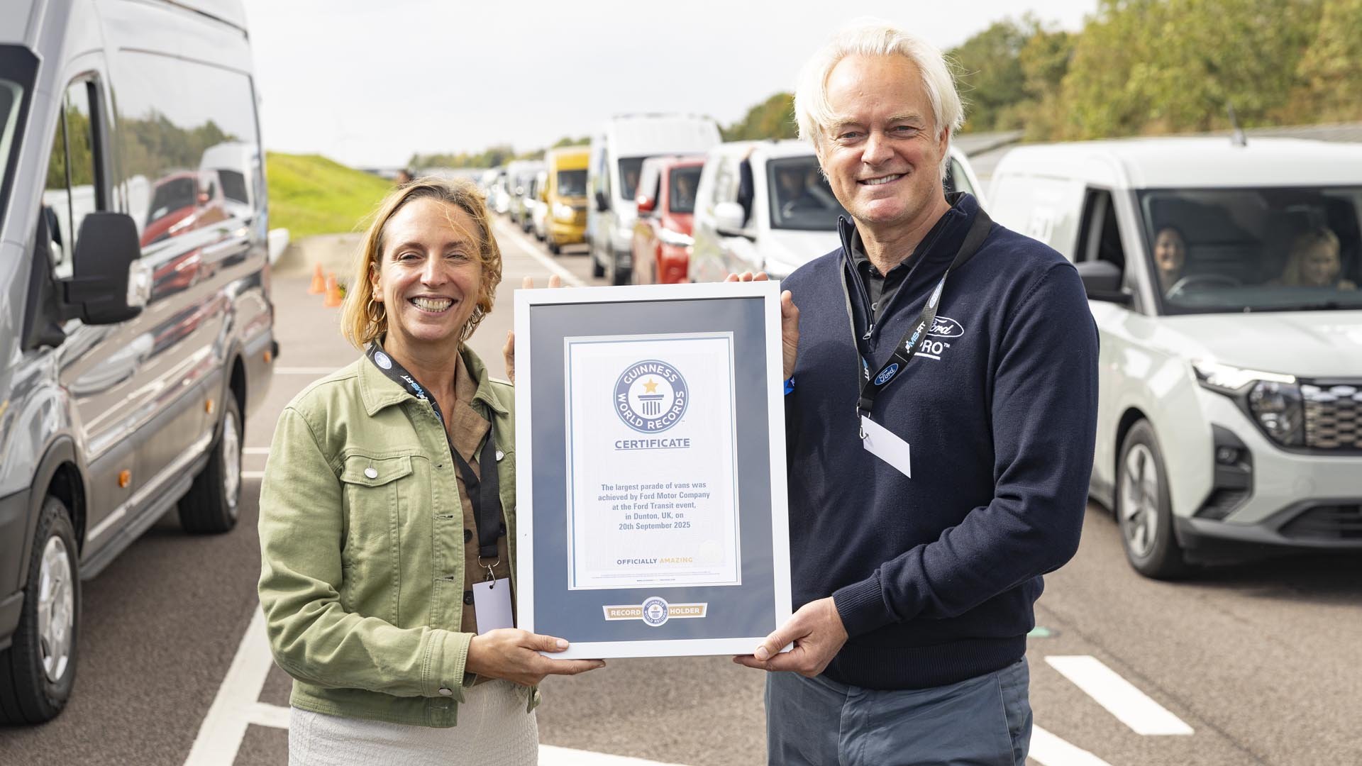 Сертификатът на „Световните рекорди на Гинес“ беше връчен на Ford от Карл Савил, официален съдия на организацията