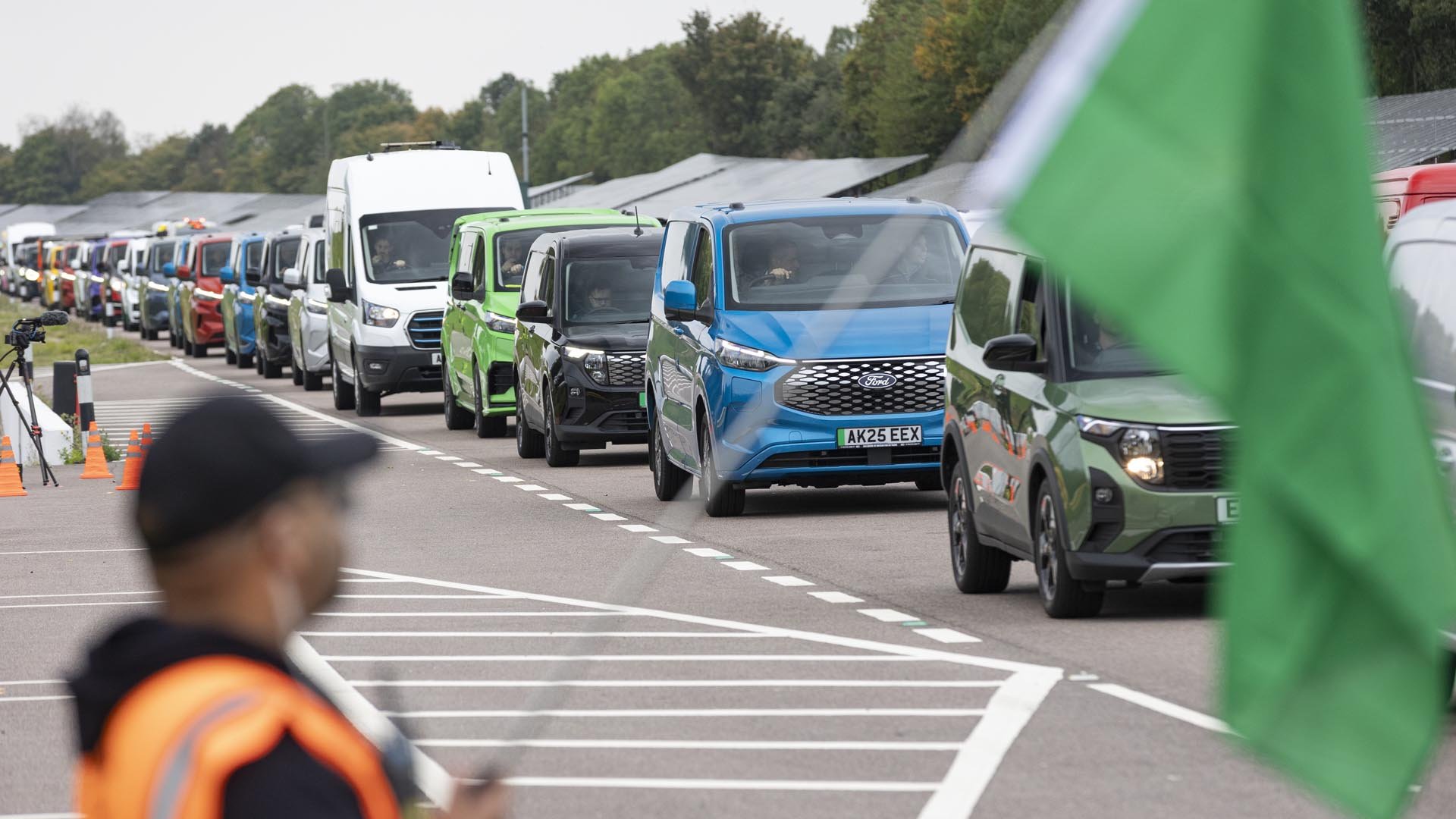 Общо 201 вана Ford Transit се включиха в колоната за Световния рекорд на Гинес