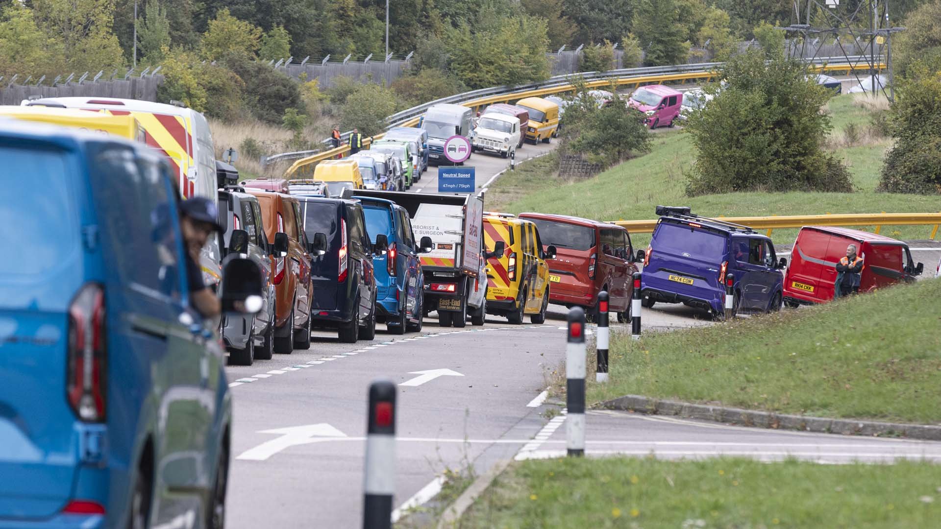 Общо 201 вана Ford Transit се включиха в колоната за Световния рекорд на Гинес