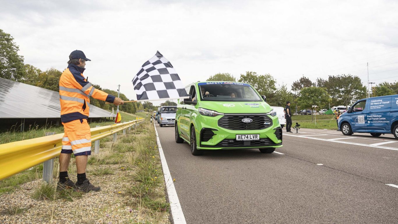 Ford Transit постави Световен рекорд на Гинес за „Най-голям парад от лекотоварни автомобили“