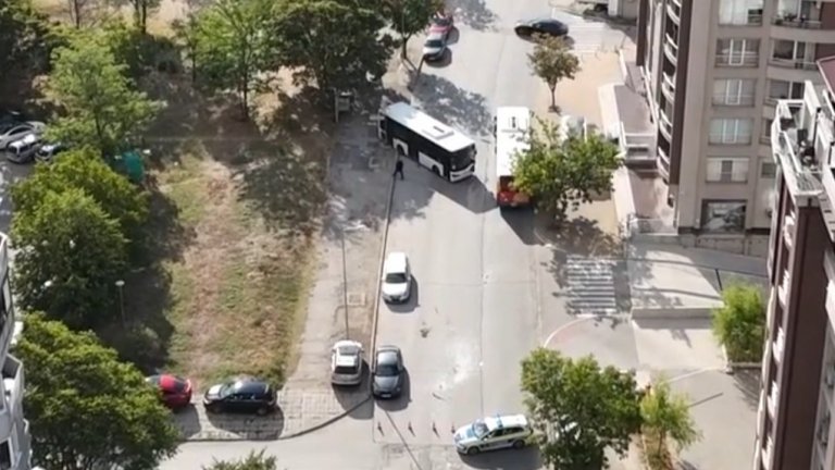 Два градски автобуса се удариха челно в Пловдив, има ранени (видео)