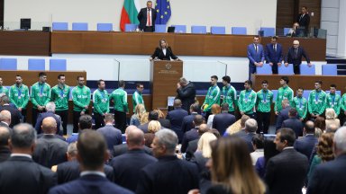 Волейболистите огряха и в парламента, където им пожелаха златни медали