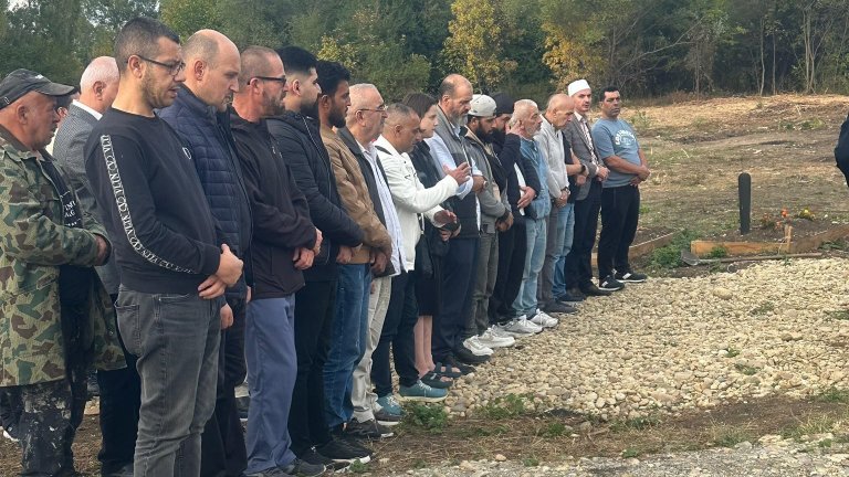 Мюсюлманската общност погреба загиналия лекар в автобуса, в който се вряза Виктор с аудито си