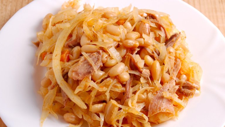 По нашенски: Боб с кисело зеле и свинско