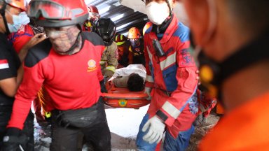 След три дни извадиха петима оцелели под рухнало училище в Ява, десетки са в неизвестност (снимки/видео)