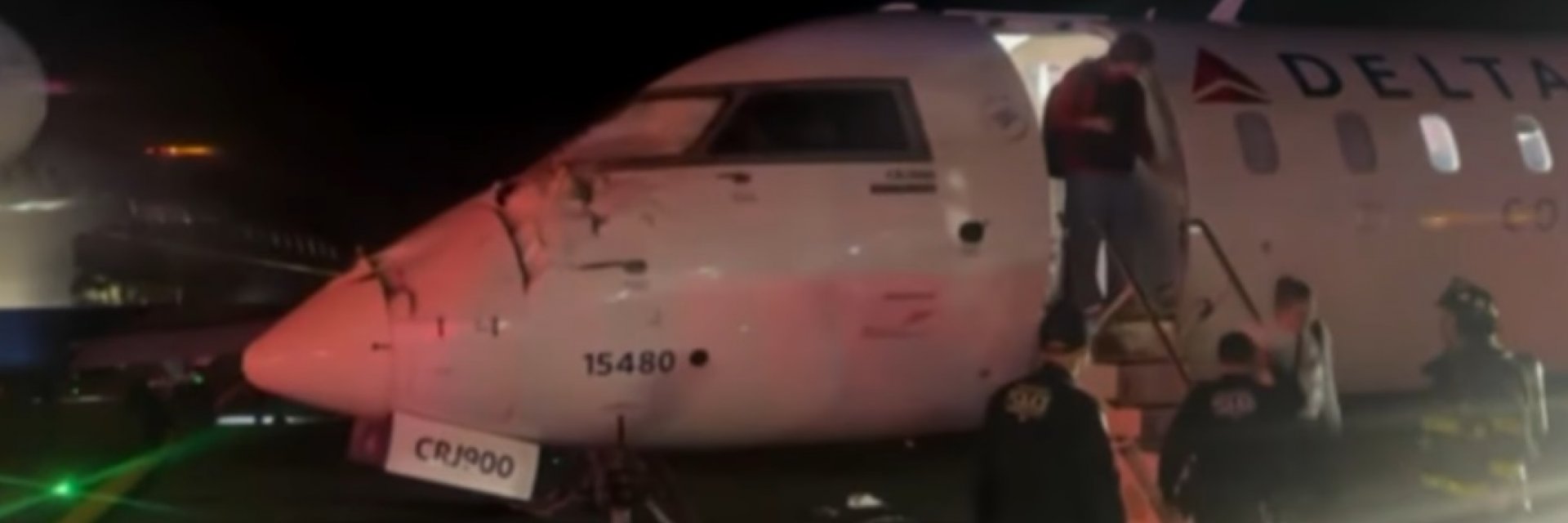 Самолети се сблъскаха на пистата на летище в Ню Йорк (видео)