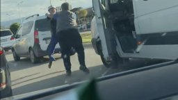 Шофьор и колоездач се биха насред голям пловдивски булевард (видео)