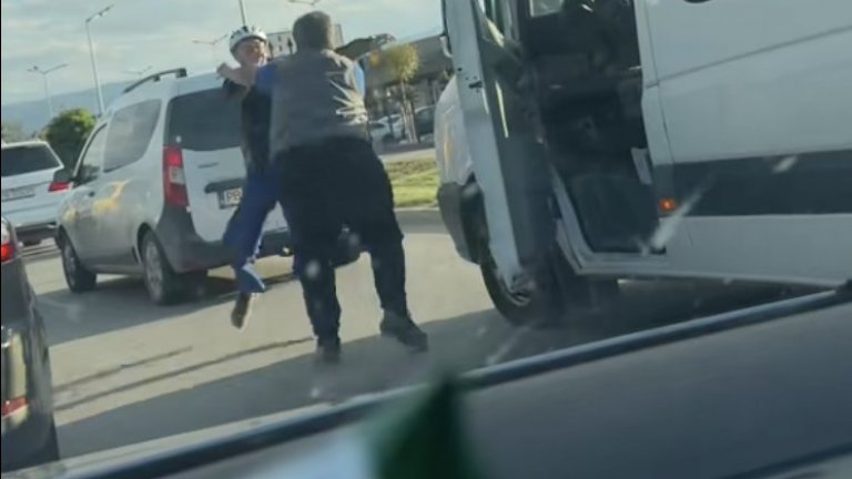 Шофьор и колоездач се биха насред голям пловдивски булевард (видео)