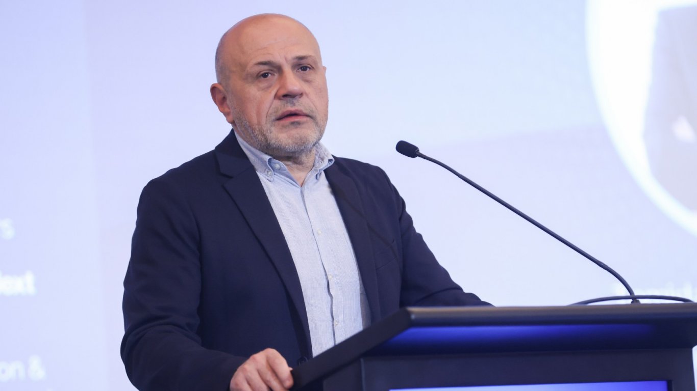 Томислав Дончев акцентира върху оценката на политиците по техните дела