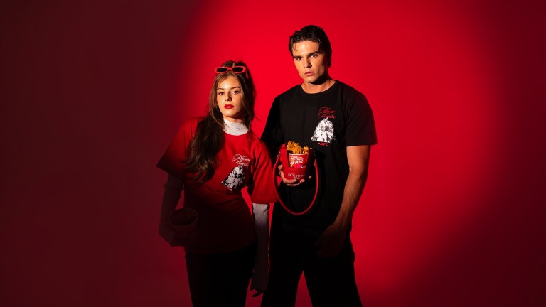 Haute Couture или Haute Kofature: KFC пусна новата си "Кофа за един" заедно с лимитирана модна колекция 