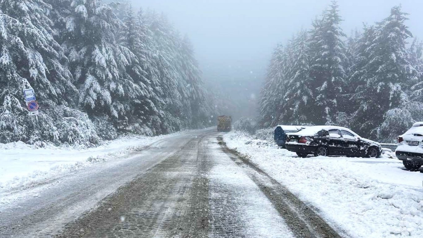 Жълт и оранжев код за снеговалежи в почти цялата страна