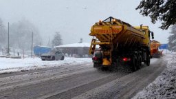 Затвориха "Петрохан" след повече от 12 часа снеговалеж и закъсали коли (видео)