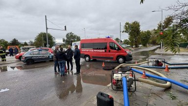 Пълна с вода тръба на Южния обходен колектор е причината за наводнените улици в Пловдив