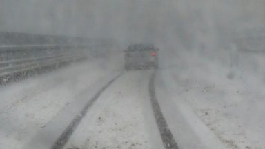 Североизточна България в плен на снега: Затвориха АМ "Тракия" край Бургас и училищата в Разград