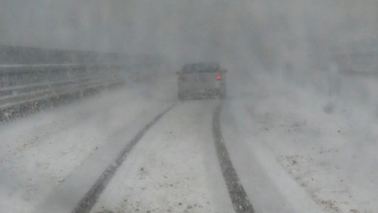 Североизточна България в плен на снега: Затвориха АМ "Тракия" край Бургас и училищата в Разград