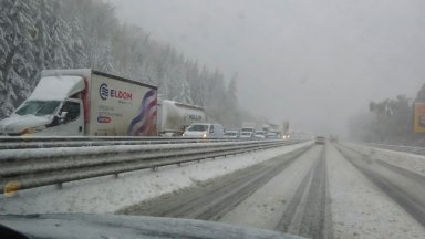 Затвориха за движение магистрала "Хемус" в посока София за часове (снимки/видео)