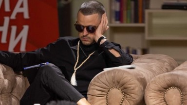 Иван Комита представи "Ахимса" с оръжие и молитви на сцена
