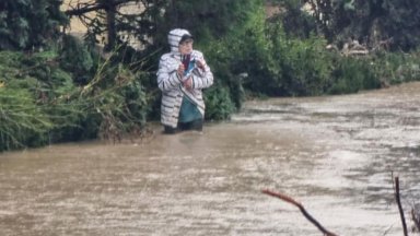 Тече спешна евакуация в "Елените", Несебър и Приморско също са под вода (снимки/видео)