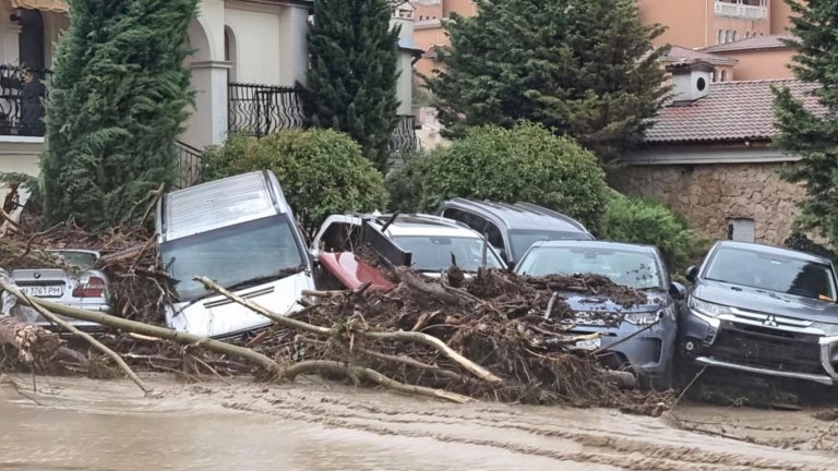 Доброволци от Пловдив и Бургас пътуват към Елените, за да помогнат в разчистването след бедствието
