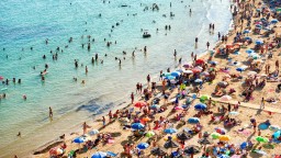 Испания изгражда "климатизирани убежища", за да предпази местните и туристите от горещи вълни