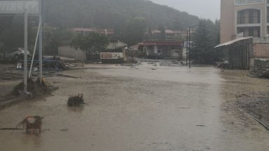 Багерист е отнесен от прииждащата вода в "Елените" пред очите на спасители