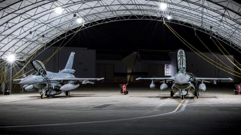 Пристигнаха още два нови изтребителя F-16 Block 70 (снимки/видео)