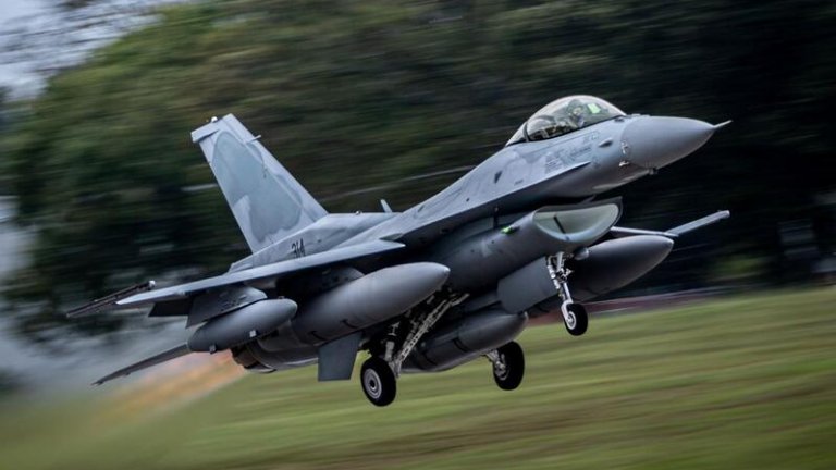 Само един от 4-те наши F-16 Block 70 е приет, а от обучените 6 пилоти само двама могат да летят