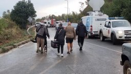 Над 200 са евакуираните в "Елените", селището остава без ток, КПП ограничава достъпа
