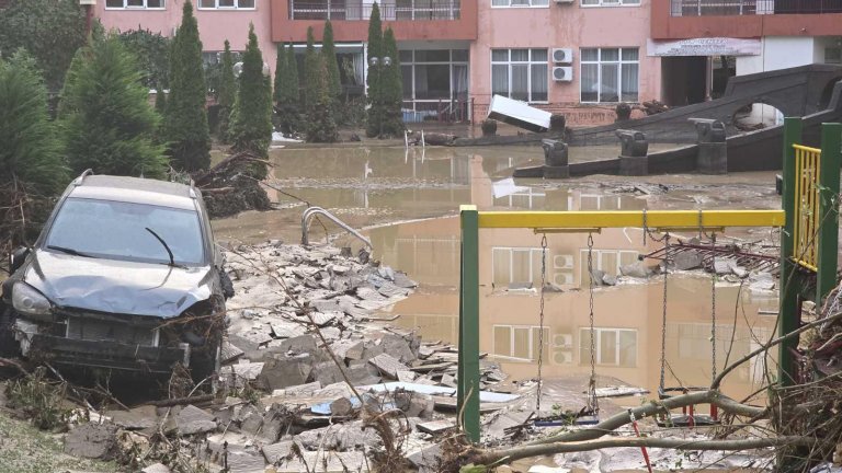 Отново заваля: Оранжев код за Южна България, на места се очаква да паднат над 100 л/кв.м